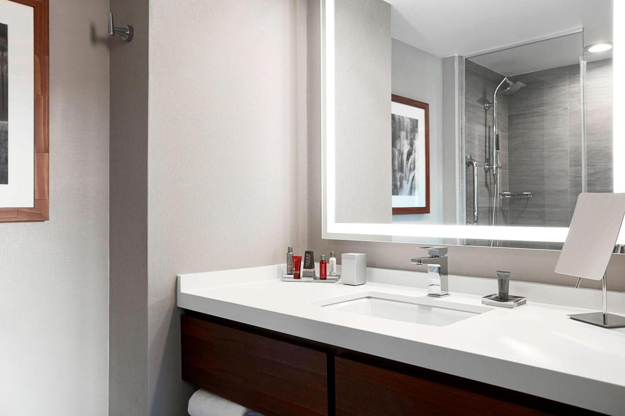 Ithaca Marriott Downtown On The Commons Hotel Bagian luar foto